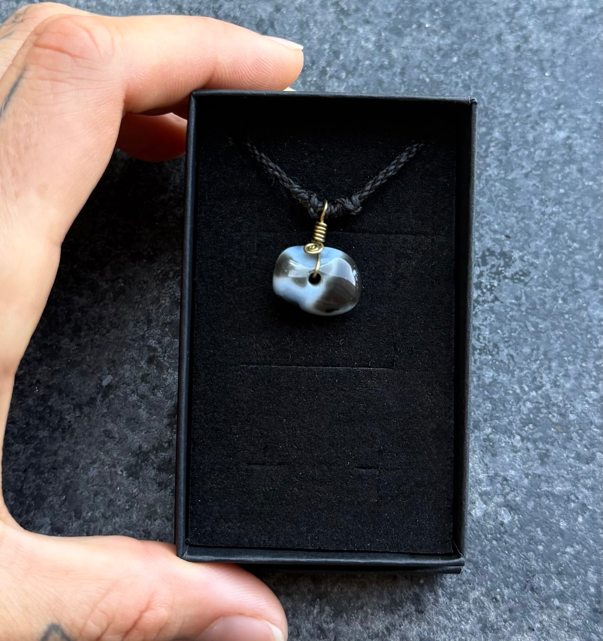 Agate Amulet black & white