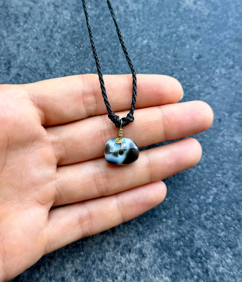 Agate Amulet black & white